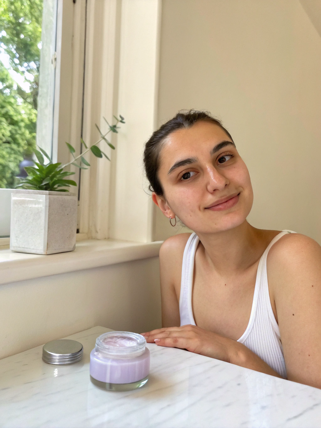 Aplicación de crema facial Maitake junto a una ventana soleada